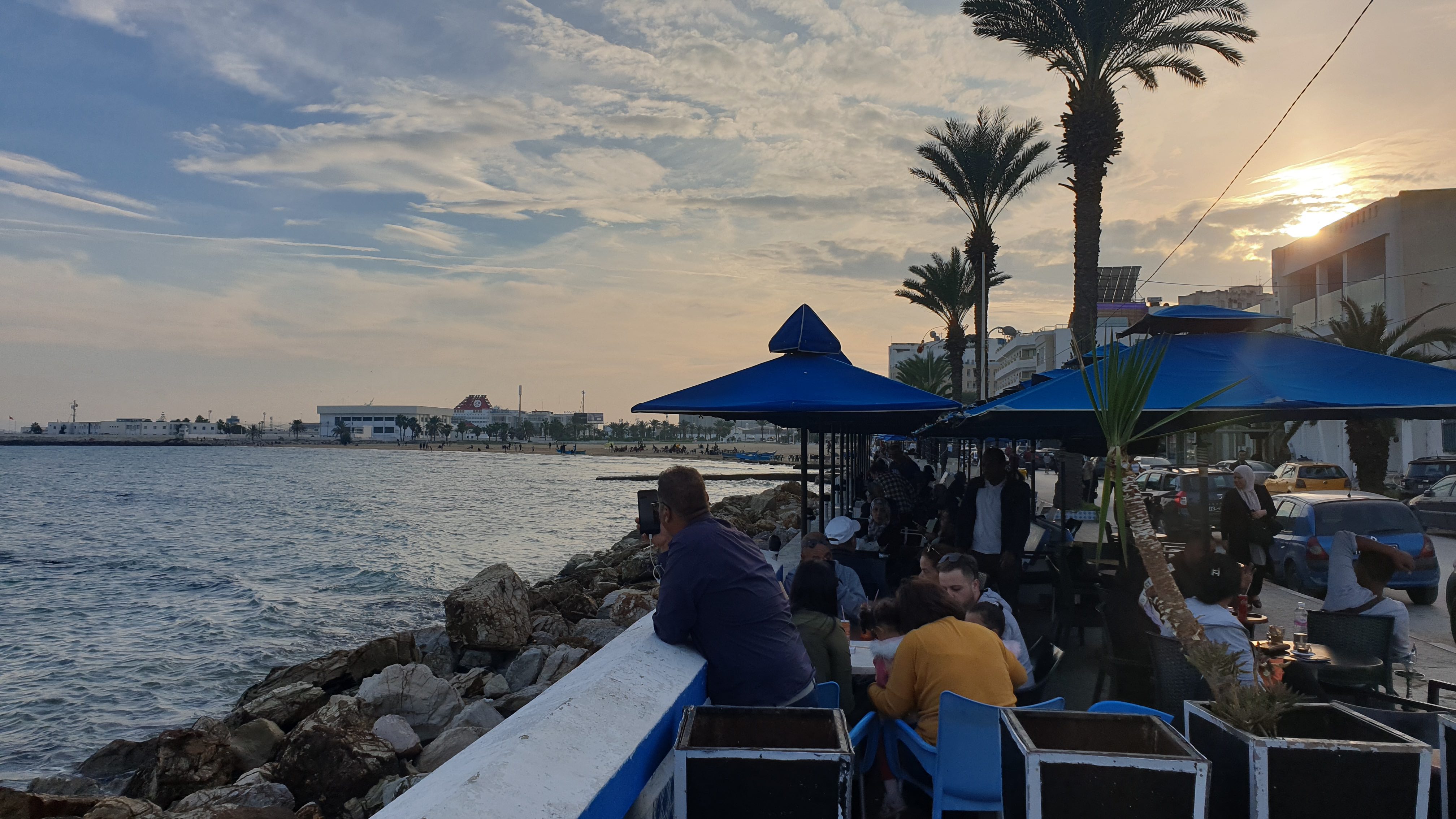 Il lungomare al tramonto.